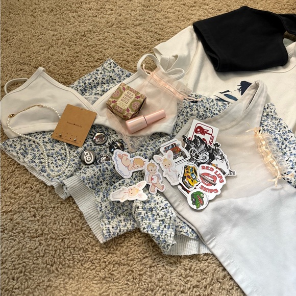 Brandy Melville Bundle - Picture 8 of 9